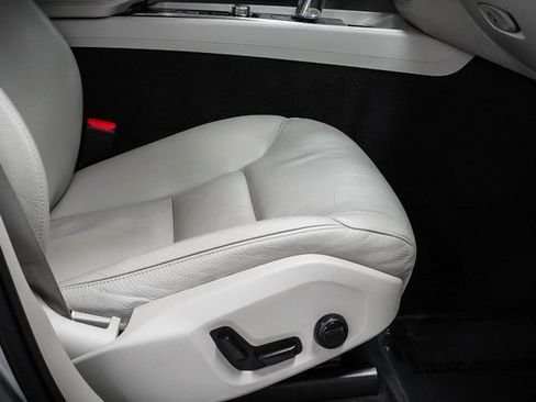 Used 2019 Volvo XC60 T8 Momentum image 23