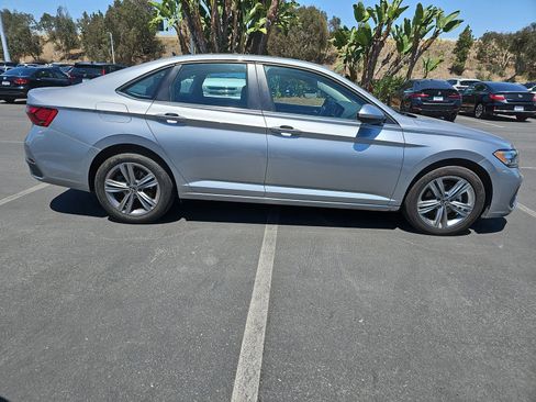 Used 2024 Volkswagen Jetta SE FWD image 4