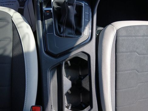 Certified 2025 Volkswagen Taos SE FWD image 17