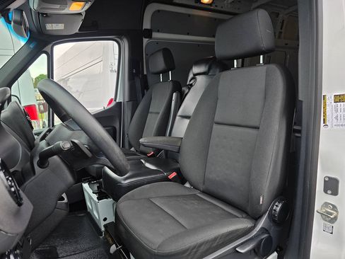 Used 2022 Mercedes-Benz Sprinter 2500 image 10