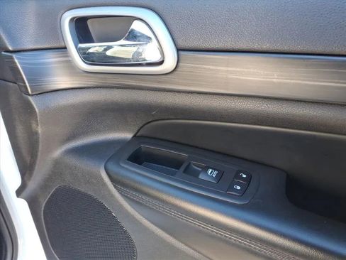 Used 2019 Jeep Grand Cherokee Altitude image 12