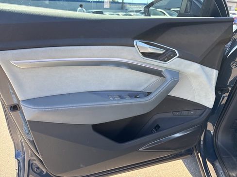 Used 2020 Audi e-tron Prestige w/ Prestige Package image 9