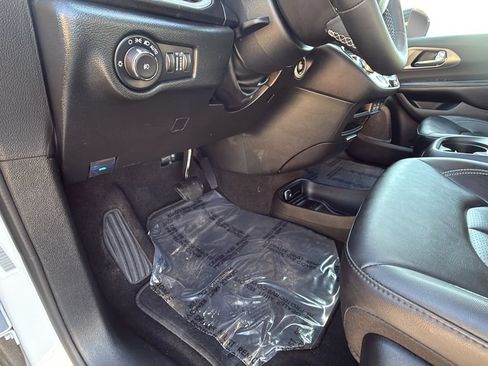 Used 2025 Chrysler Pacifica Select FWD image 21