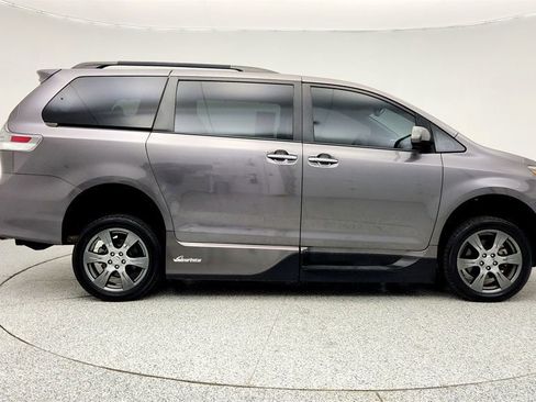 Used 2017 Toyota Sienna SE Premium image 4