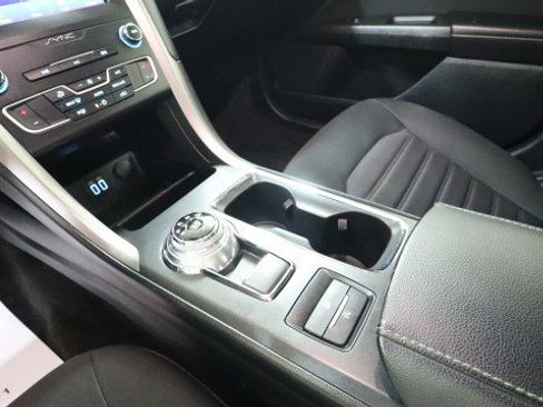 Used 2020 Ford Fusion SE FWD image 17