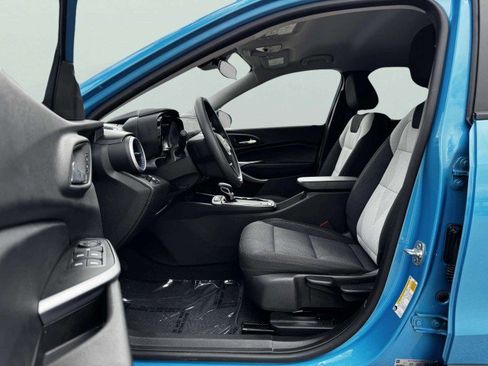 Used 2025 Chevrolet Trax LS w/ LS Convenience Package image 17