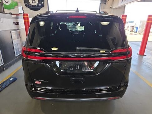 Used 2025 Chrysler Pacifica Select w/ Fav Edition Package FWD image 4