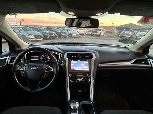 Used 2019 Ford Fusion SE image 12