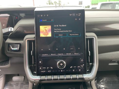 Used 2025 GMC Yukon Elevation image 19