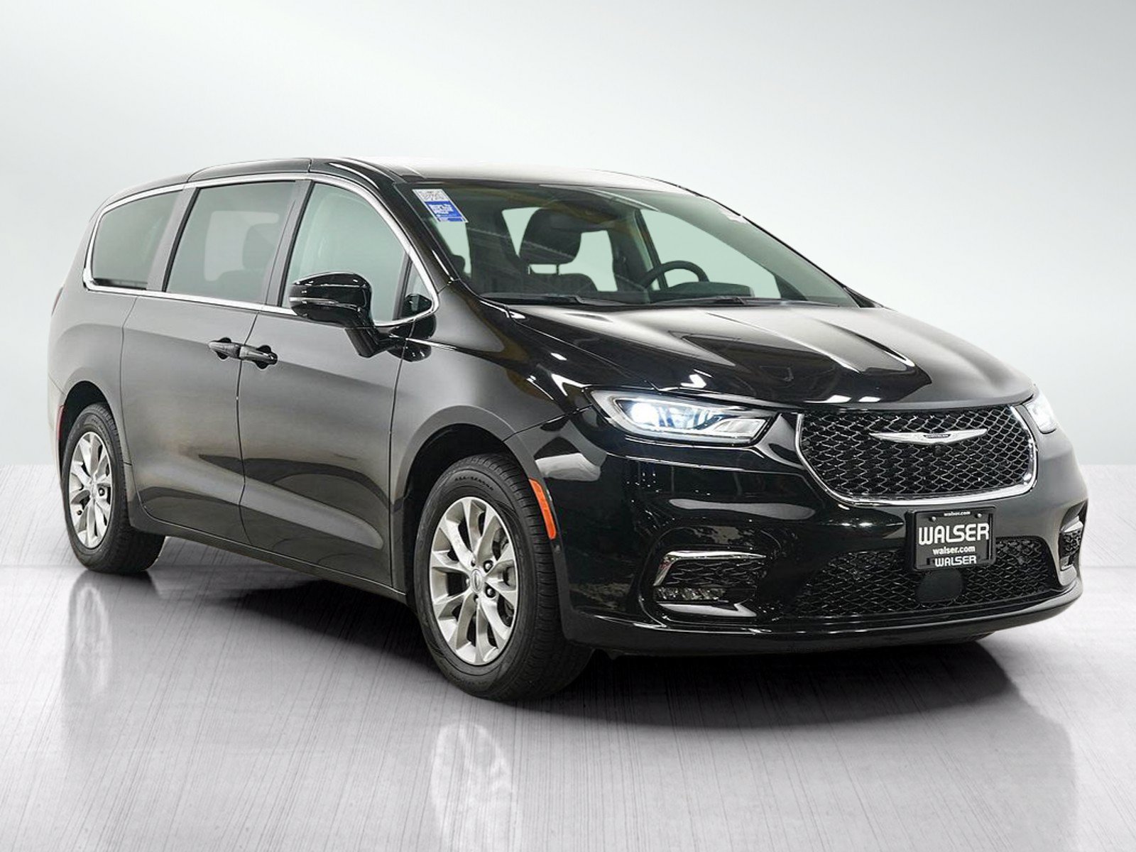 Used 2024 Chrysler Pacifica Touring-L AWD/4WD image 7