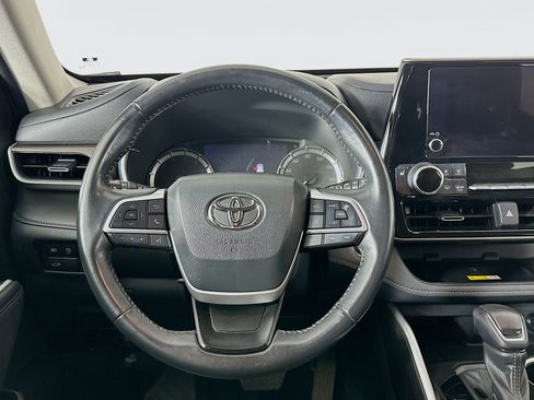 Used 2023 Toyota Highlander XLE image 18