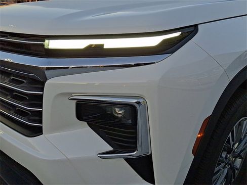 Used 2024 Chevrolet Traverse LT image 9