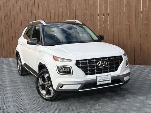 Used 2025 Hyundai Venue Limited image 11