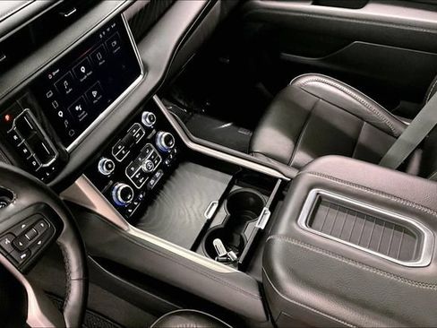 Used 2024 GMC Yukon XL Denali AWD/4WD image 17