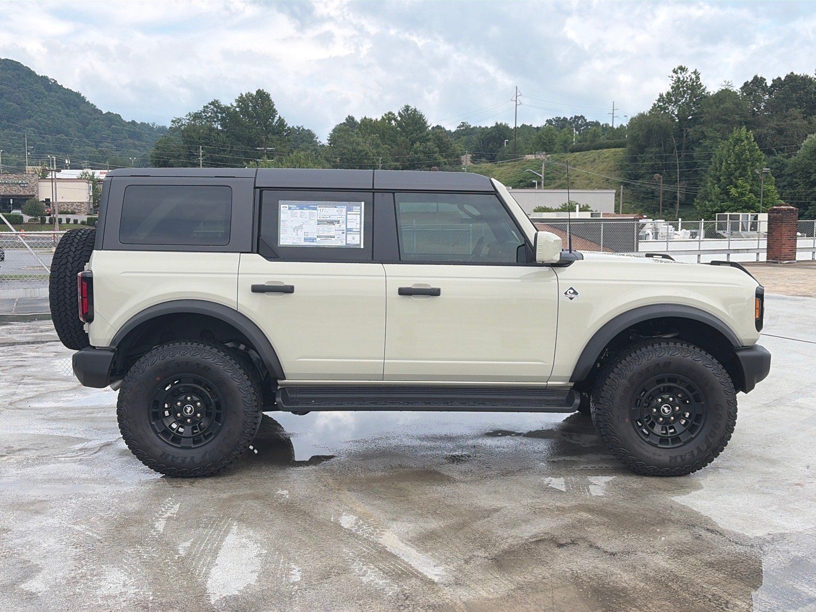 New 2026 Ford Bronco Outer Banks w/ Sasquatch Package AWD/4WD image 2