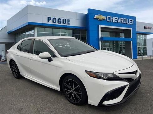 Used 2024 Toyota Camry SE image 1
