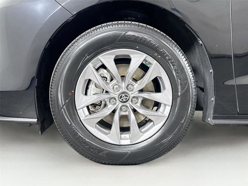 Certified 2024 Toyota Sienna LE image 40