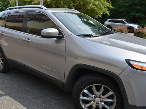Used 2018 Jeep Cherokee Limited AWD/4WD image 51