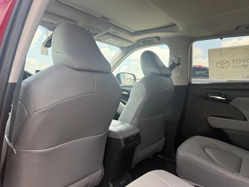New 2026 Toyota Highlander XLE AWD/4WD image 24