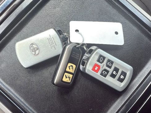 Used 2019 Toyota Sienna XLE image 44