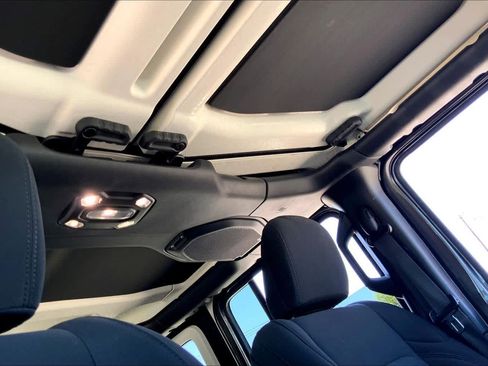 Used 2022 Jeep Wrangler Unlimited Sport image 13