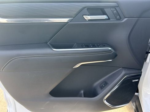 Used 2025 GMC Acadia Elevation image 3