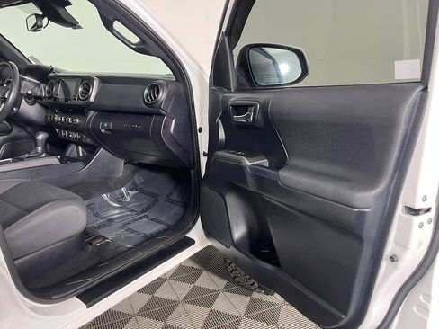 Used 2018 Toyota Tacoma TRD Sport image 16