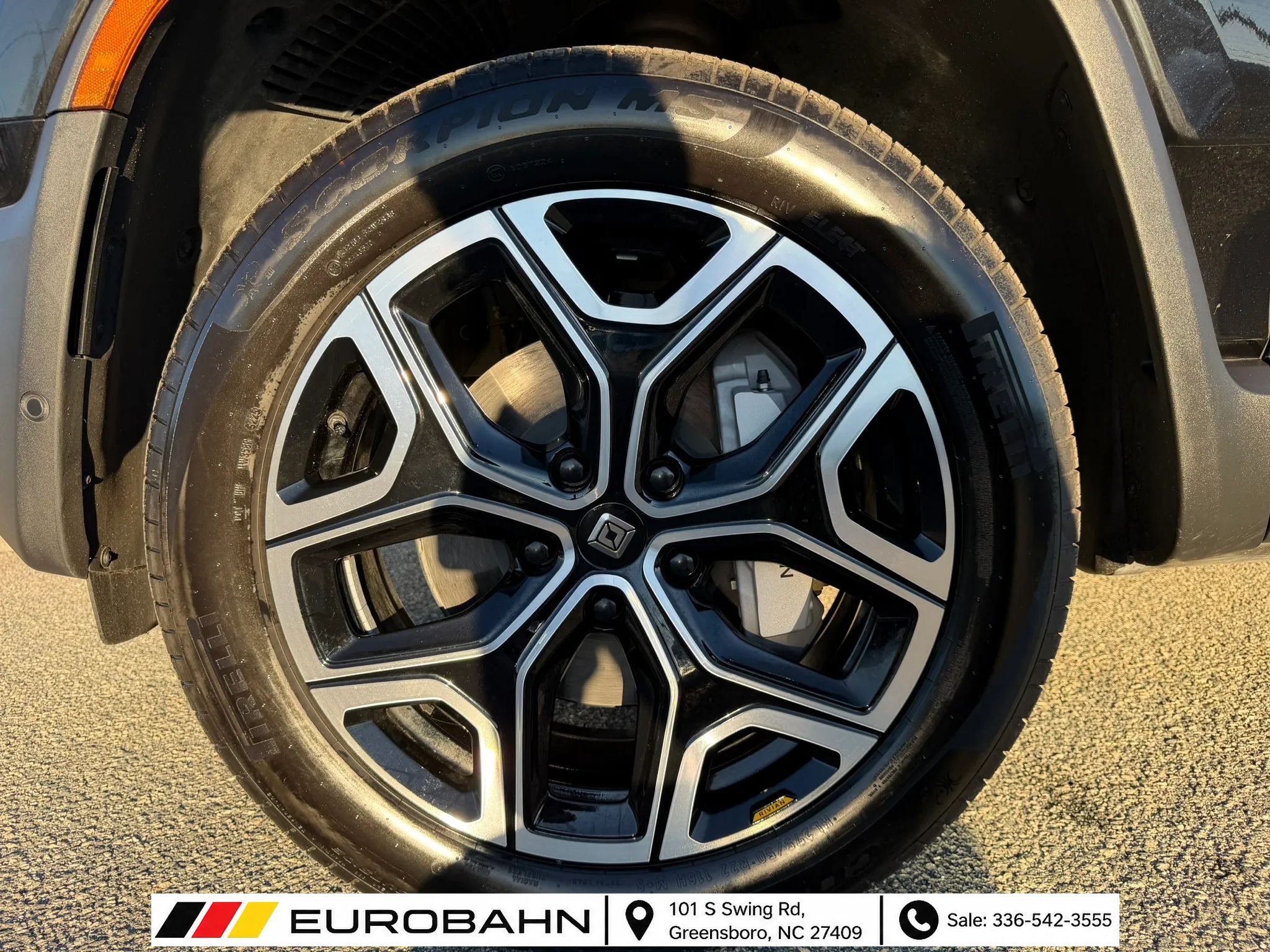 Used 2025 Rivian R1S Adventure Dual AWD/4WD image 24