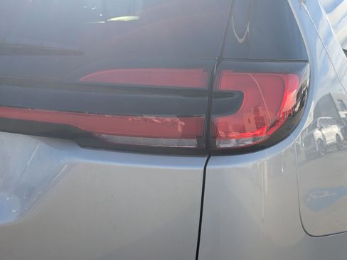 Used 2023 Chrysler Pacifica Limited w/ Uconnect Theater Family Group image 13