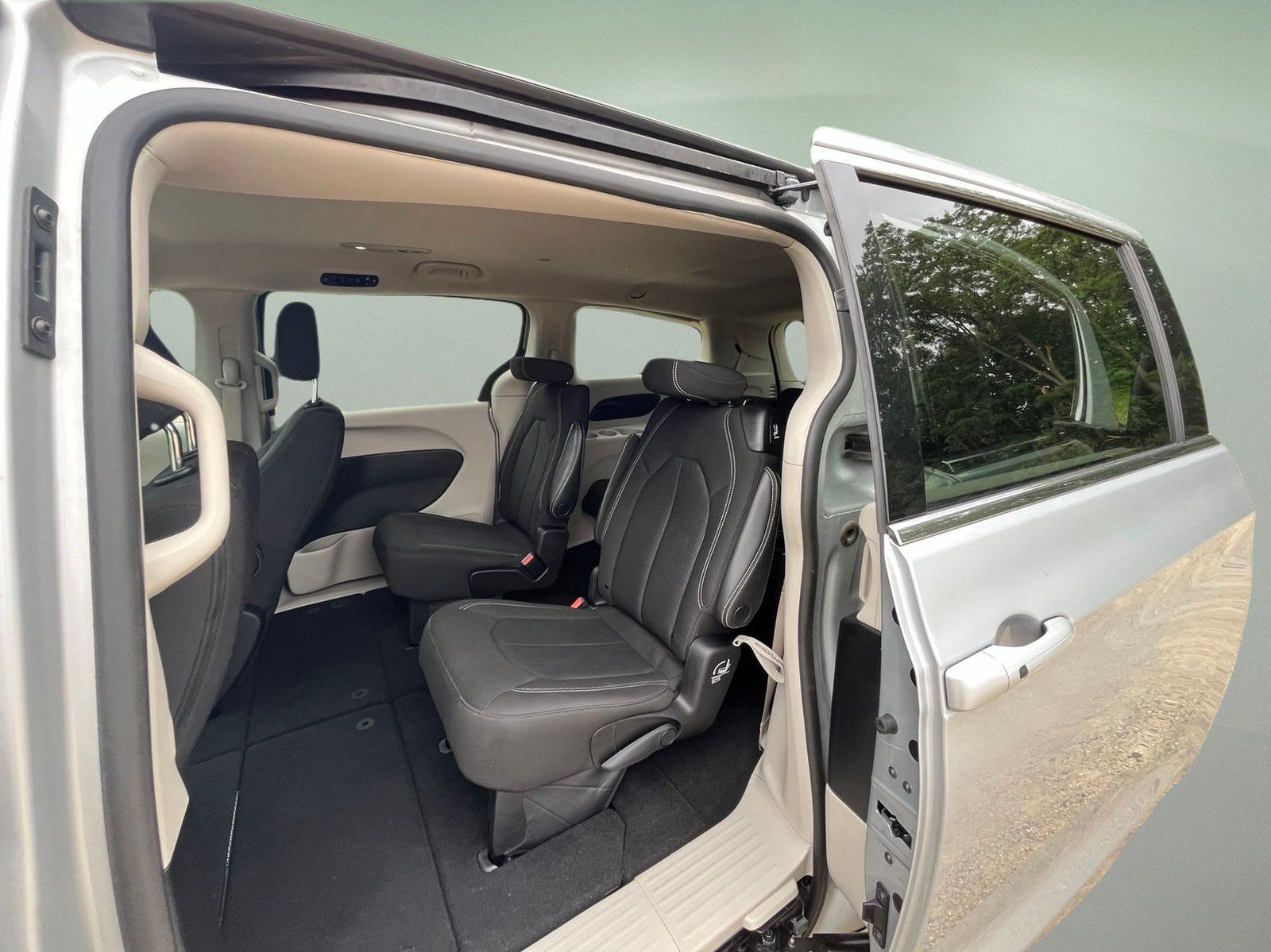 Used 2023 Chrysler Voyager LX FWD image 25