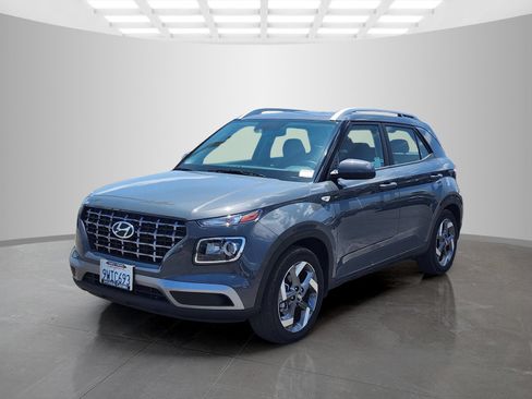 Used 2025 Hyundai Venue SEL FWD image 3
