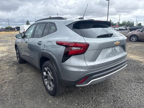 Used 2025 Chevrolet Trax LT FWD image 7