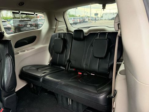 Used 2022 Chrysler Pacifica Touring-L FWD image 11