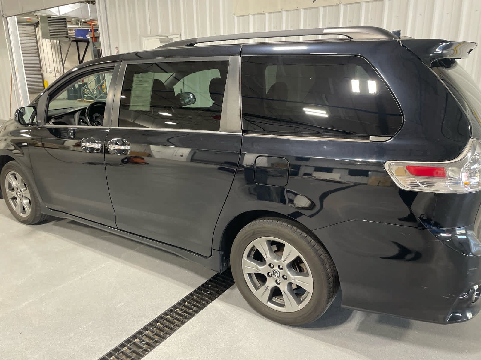 Used 2019 Toyota Sienna SE AWD/4WD image 2