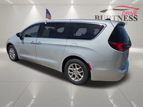 Used 2024 Chrysler Pacifica Touring-L FWD image 13