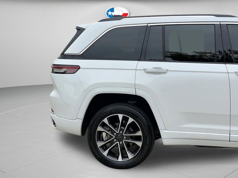 Used 2023 Jeep Grand Cherokee Overland w/ Luxury Tech Group IV AWD/4WD image 34
