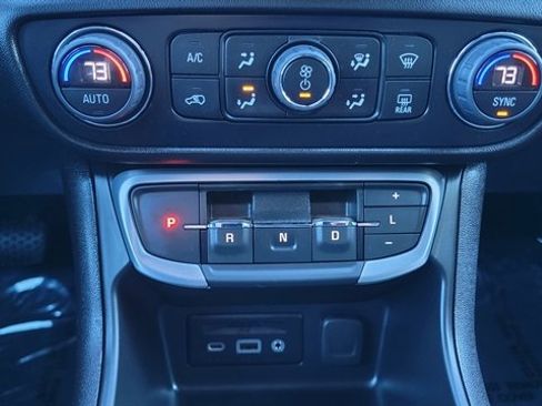 Used 2024 GMC Terrain SLT image 31