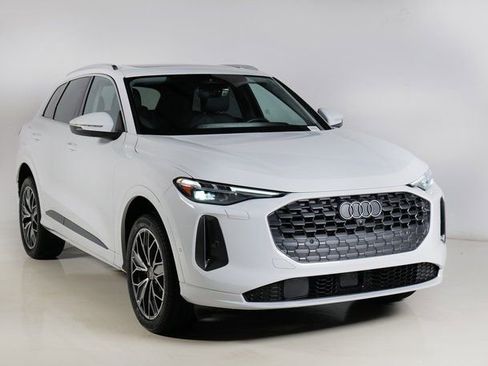 Certified 2025 Audi Q5 2.0T Premium Plus w/ Premium Plus image 1