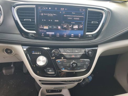 Used 2021 Chrysler Pacifica Touring-L FWD image 16