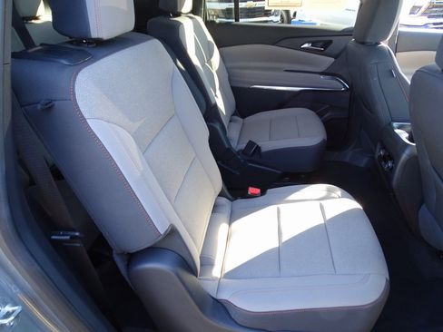 Used 2025 Chevrolet Traverse LT image 13
