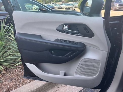 Used 2023 Chrysler Pacifica Touring-L FWD image 18