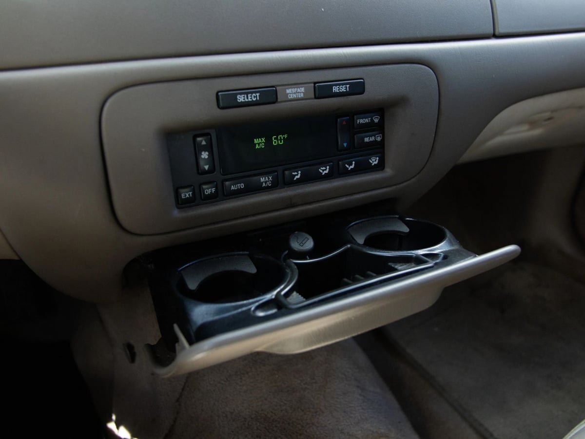 Used 2000 Lincoln Town Car Executive RWD image 32