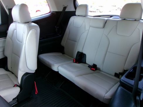 Used 2023 Kia Telluride EX w/ EX Captain's Chair Package image 20