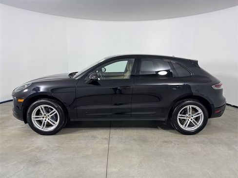 Certified 2024 Porsche Macan image 2