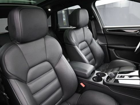 Certified 2026 Porsche Macan AWD/4WD image 30