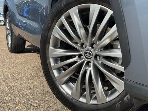 Used 2022 Toyota Highlander Platinum image 2