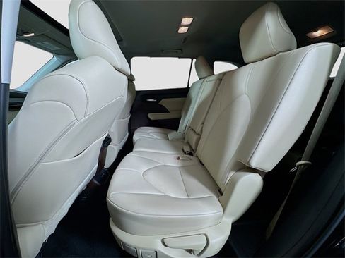 Used 2021 Toyota Highlander XLE image 27