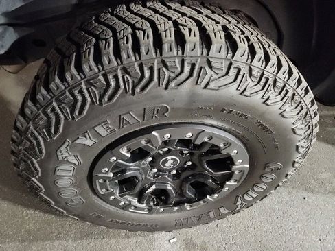 Used 2023 Ford Bronco Badlands image 6