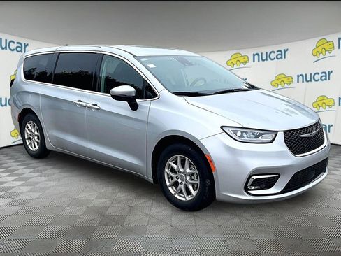Used 2023 Chrysler Pacifica Touring-L FWD image 1