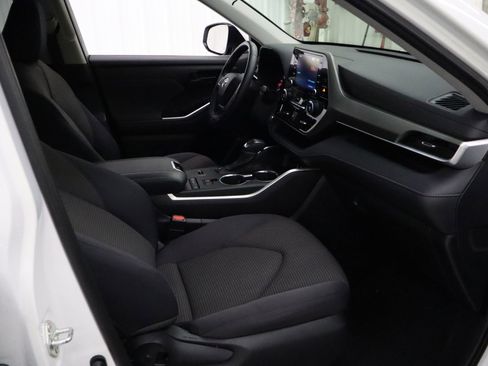 Used 2022 Toyota Highlander LE image 27